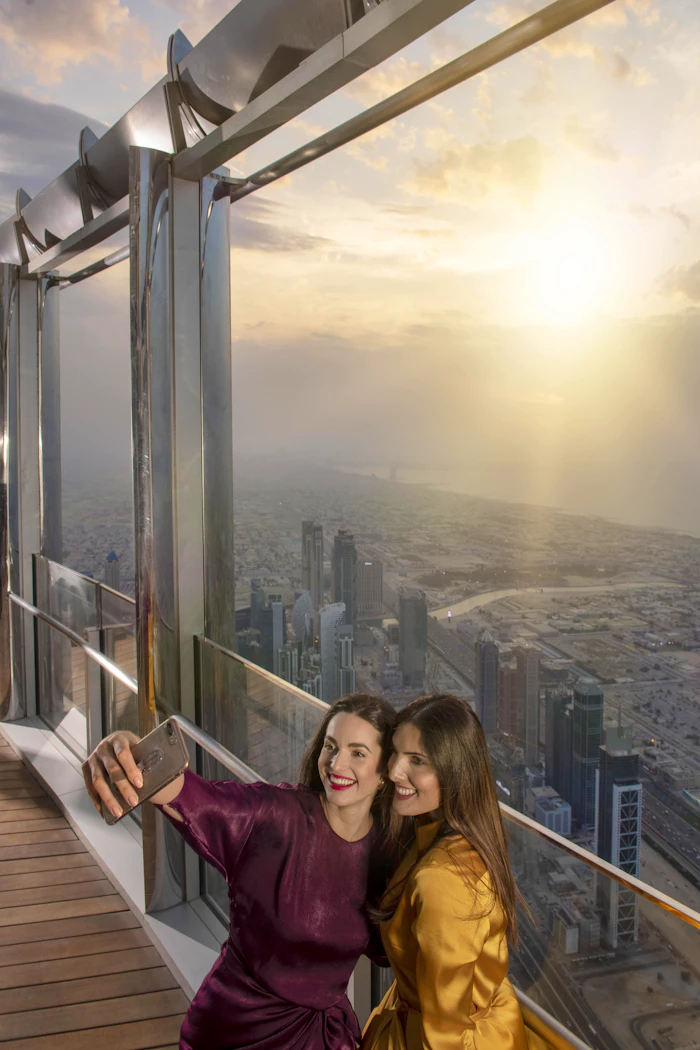 Burj Khalifa : The Lounge 152 ,153 and 154 Floor Thrillark