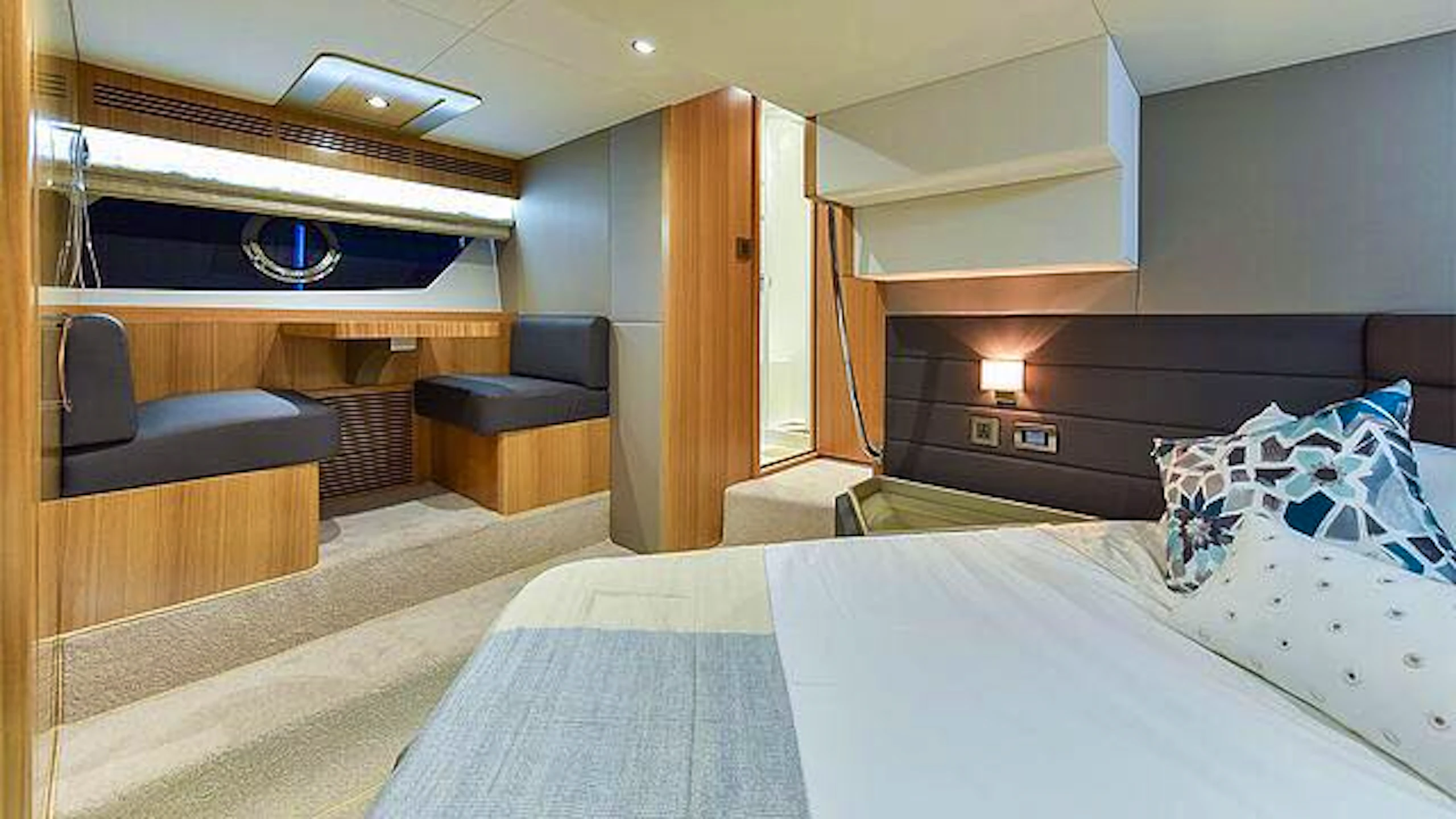 Dubai Private Yacht: 48 Feet Price