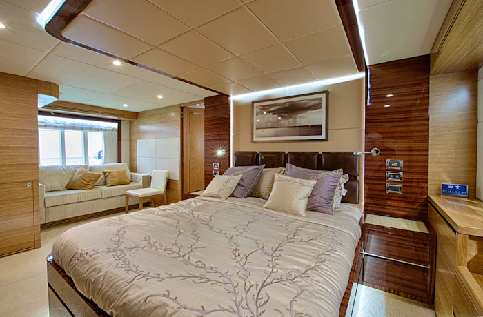 Dubai Private Yacht: 75 Feet