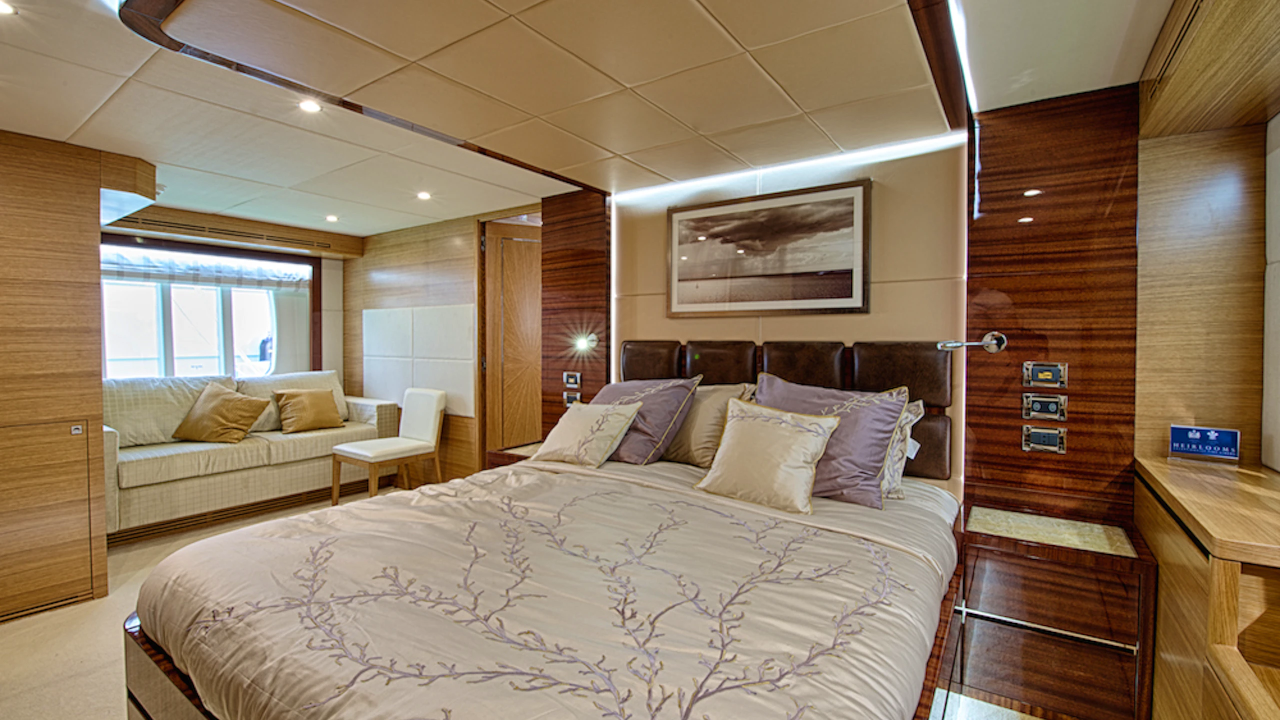 Dubai Private Yacht: 75 Feet