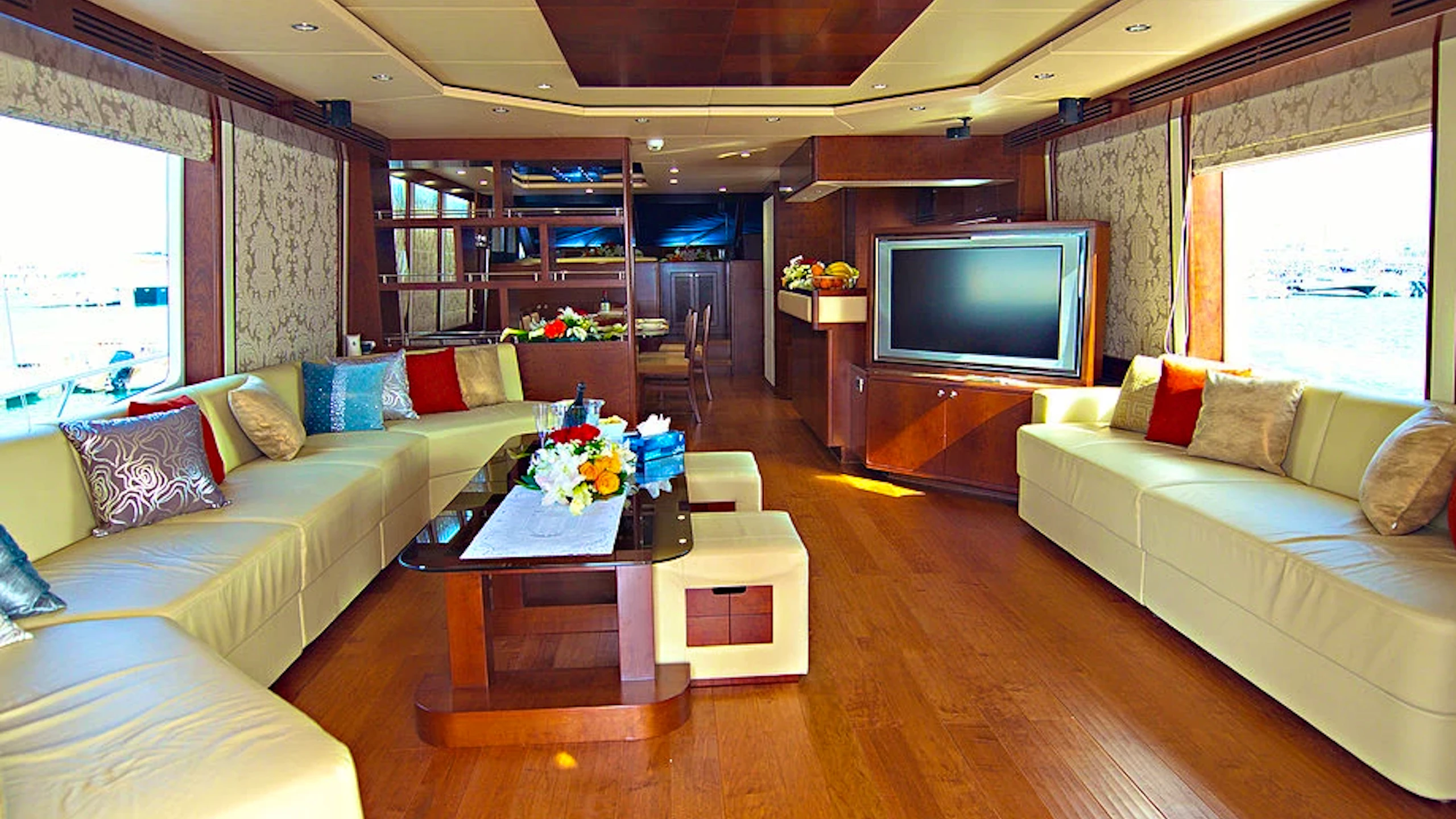 Dubai Private Yacht: 88 Feet