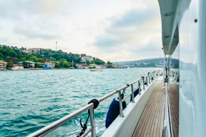 Bosphorus Yacht Tour with Drinks and Snacks