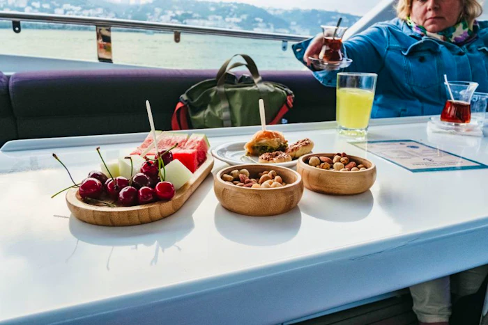 Bosphorus Yacht Tour with Drinks and Snacks: Istanbul
