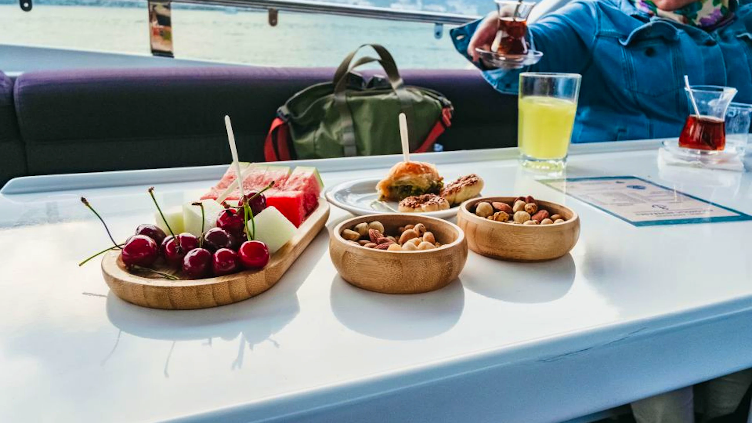 Bosphorus Yacht Tour with Drinks and Snacks: Istanbul