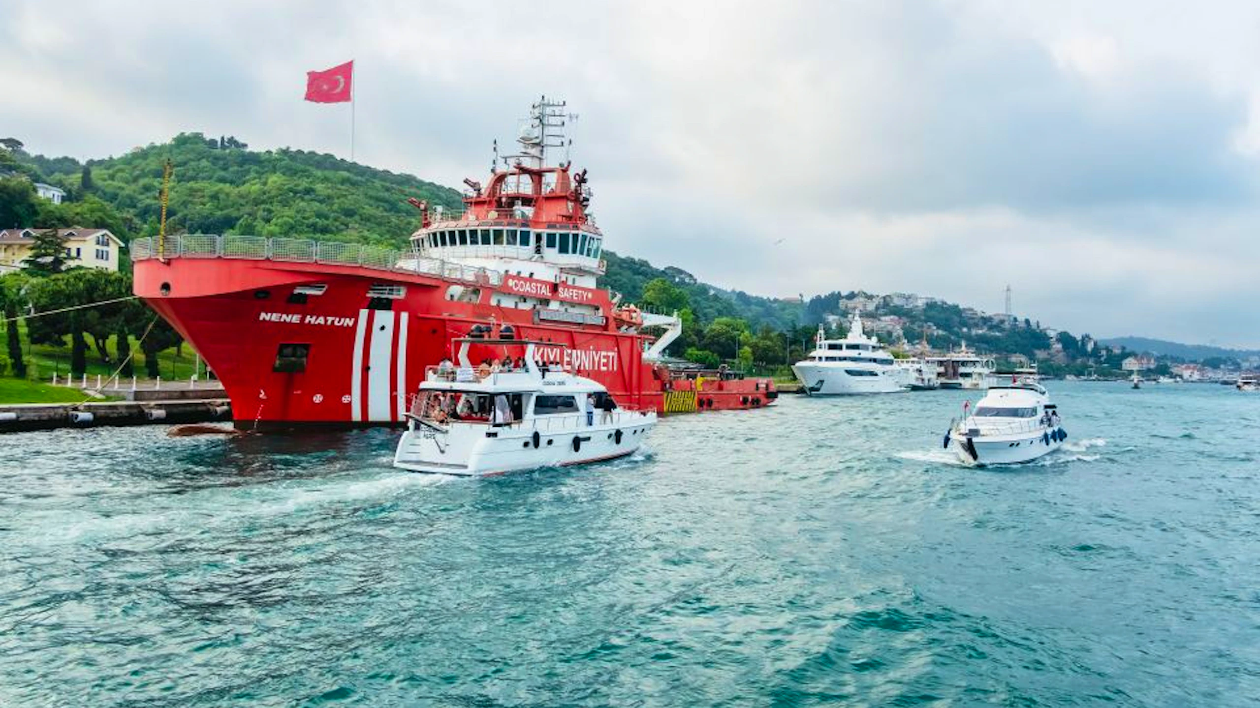 Bosphorus Yacht Tour with Drinks and Snacks: Istanbul Discount
